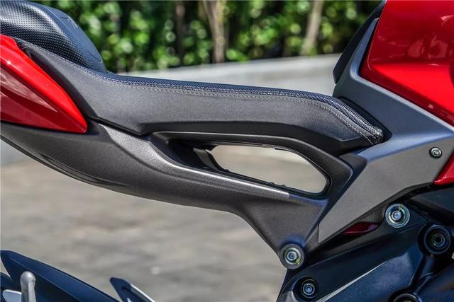 ���ߵ�����Ʒ MV�¹�˹��Brutale 800������-12.jpg