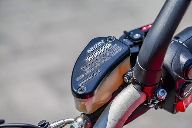 ���ߵ�����Ʒ MV�¹�˹��Brutale 800������-15.jpg